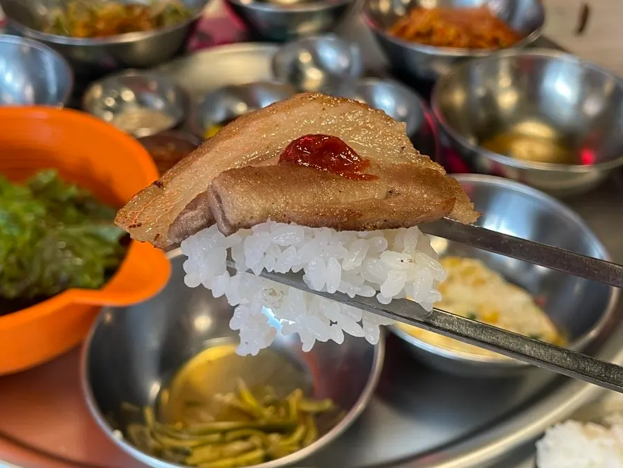 Frozen pork belly served with kimchi and bean sprouts