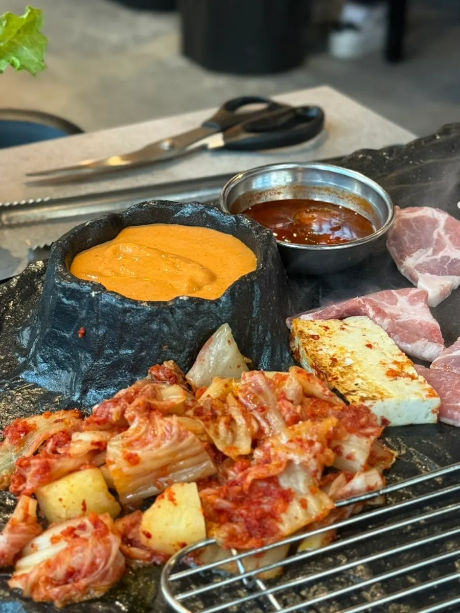 용암퐁듀치즈가 담긴 돌판