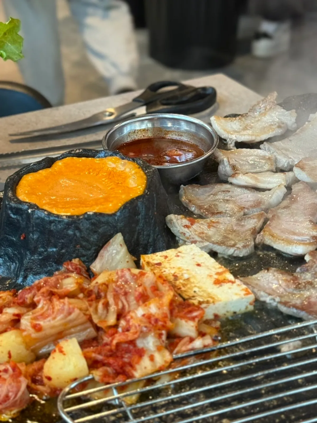 모듬돌판 삼겹살과 치즈 상차림