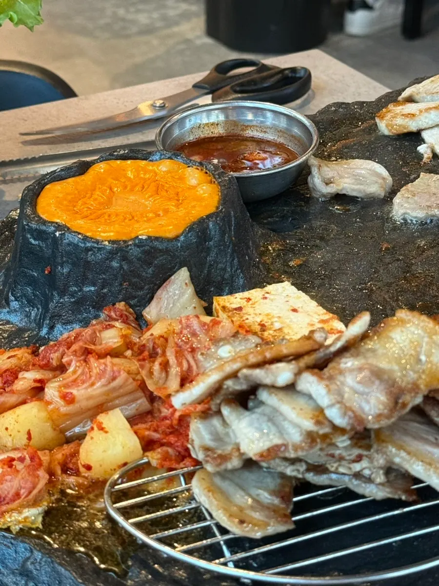 돌판에 구운 고기와 김치