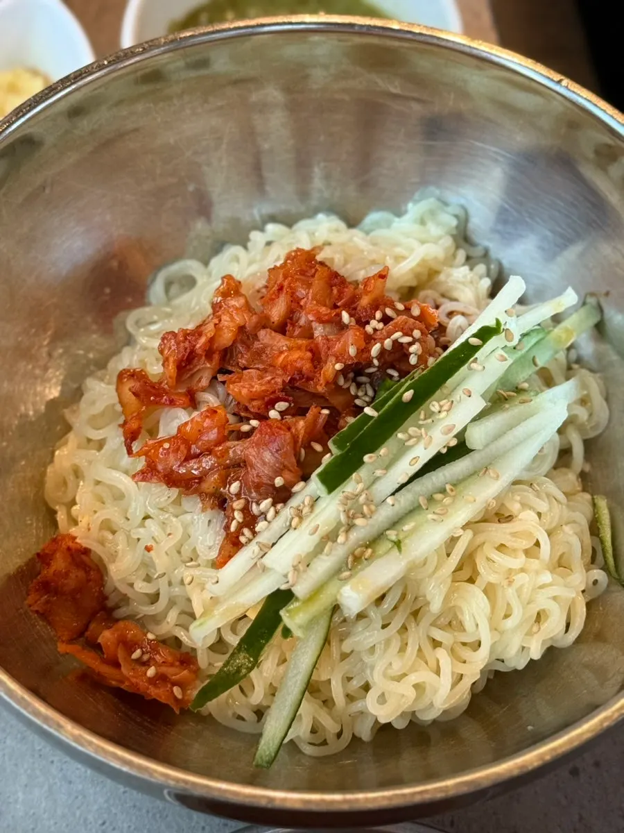 쌈 채소와 구운김치 조합