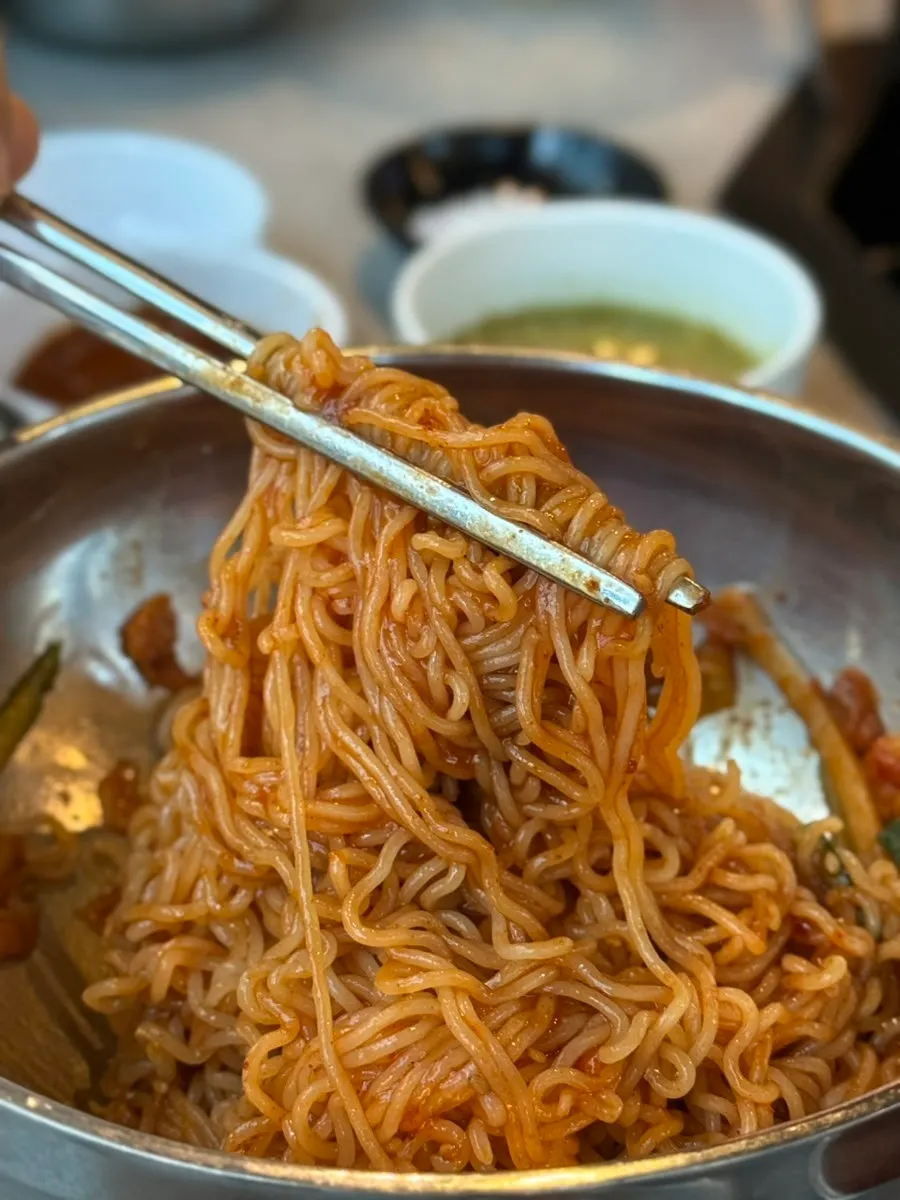 팔도 비빔면과 고기 조합