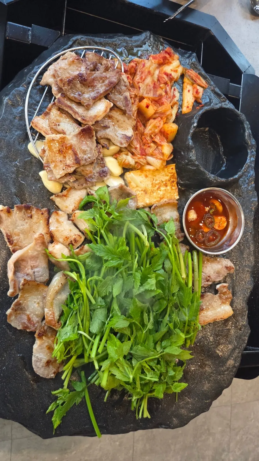 Menu tertera modeun-dolpan dan pelengkap