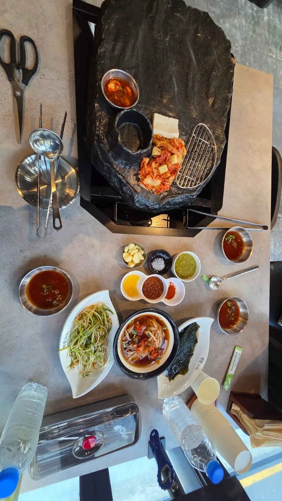 Samgyeopsal dimasak di atas batu volkanik