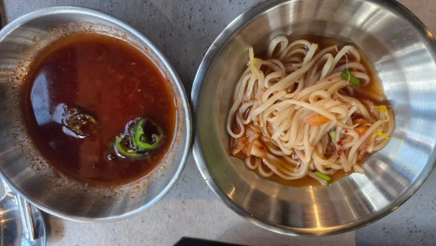 Samgyeopsal panggang bersama sos jeotgal