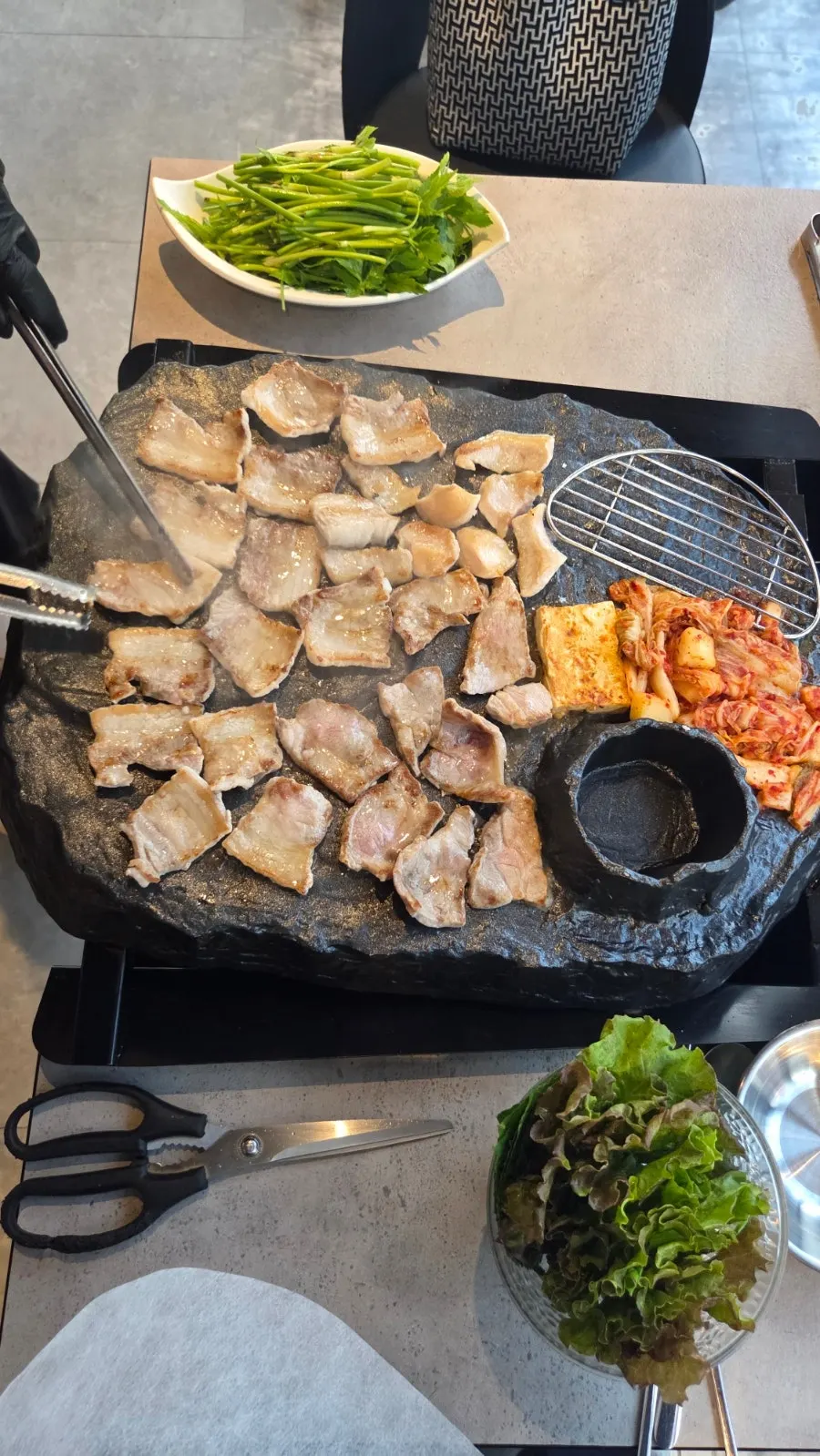 Sekeping samgyeopsal dengan Cheongdo minari