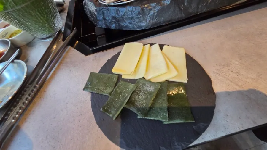 Keju dan tteok wrap dibakar di atas batu
