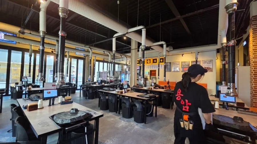 Ruang dalaman restoran yang bersih dan kemas
