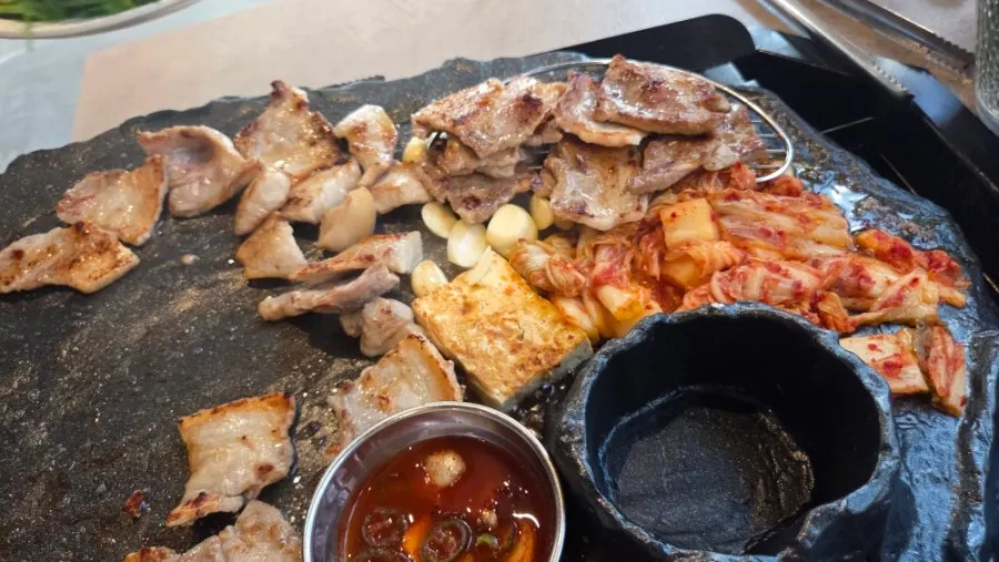 Daging dan side dish yang dikongsi bertiga