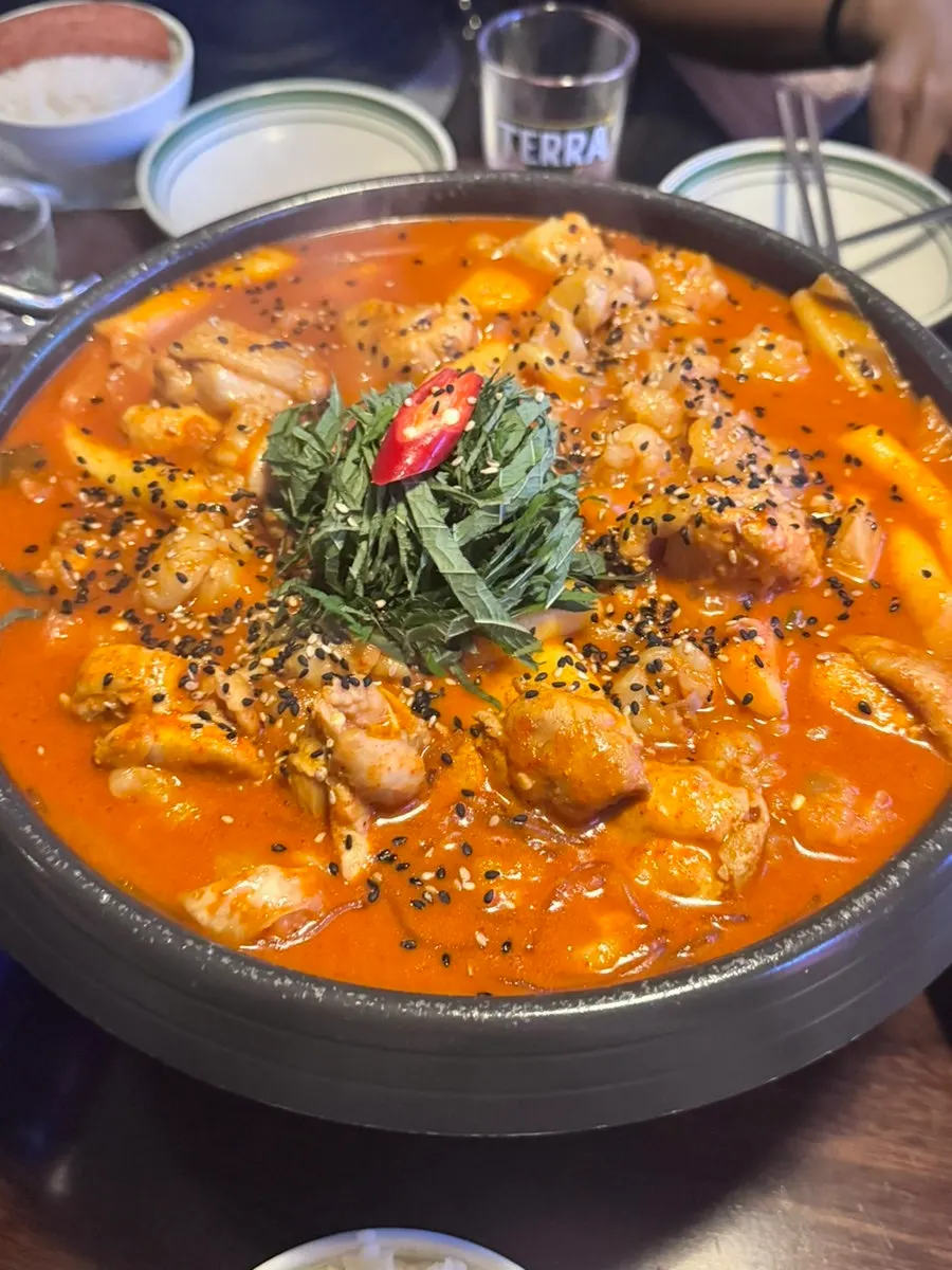 Tofu half-block spicy pork and kimchi with perilla leaf