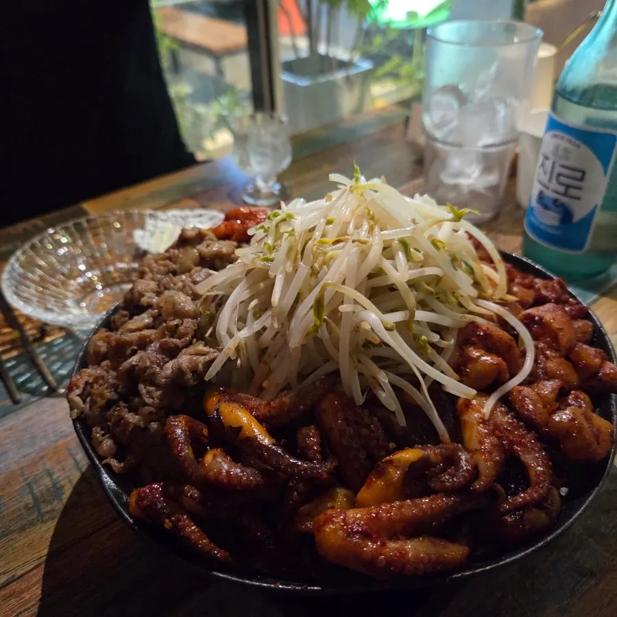 Bulnae-hanpan platter topped with bean sprouts