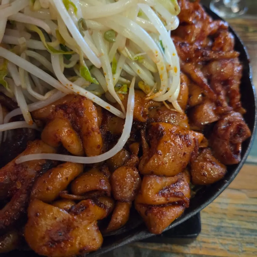 Spicy-seasoned octopus and pork intestines