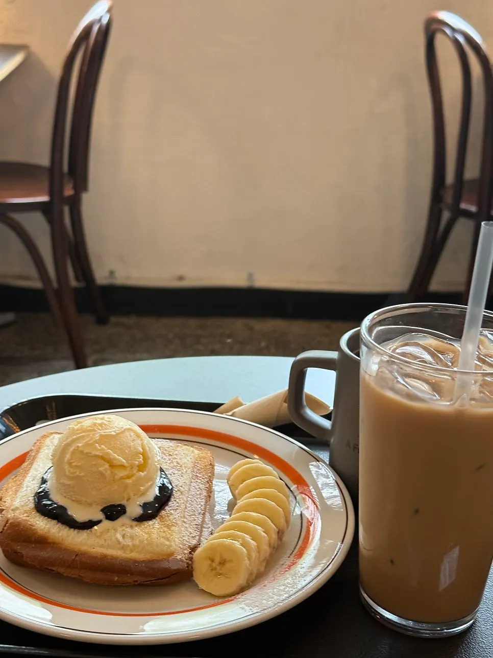 창가 자리에 놓인 토스트와 음료