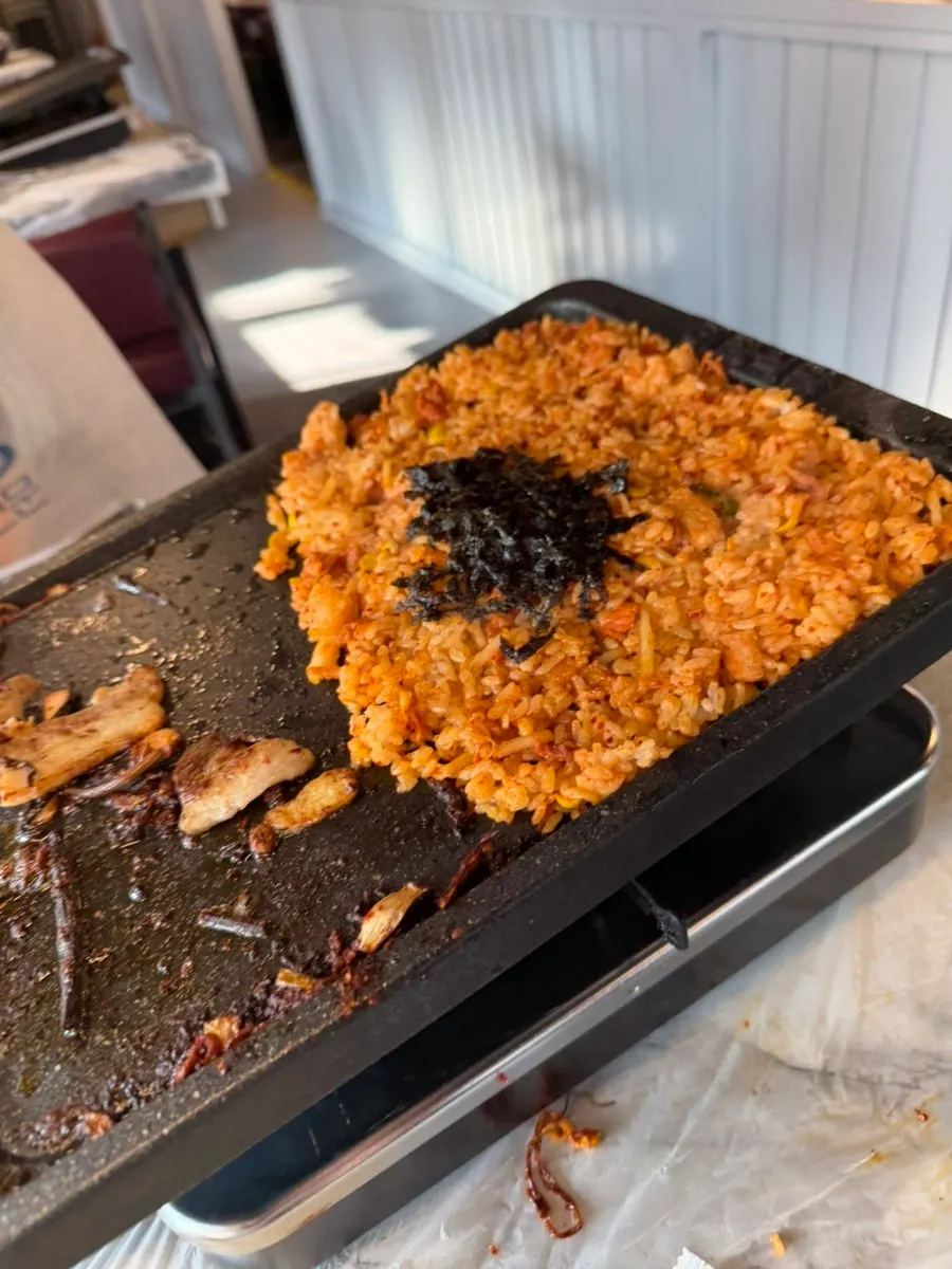 Finished fried rice topped with seaweed flakes