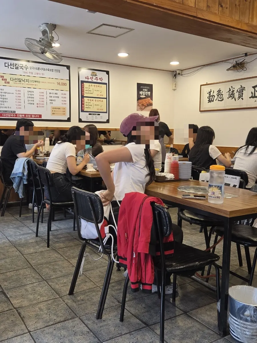 Interior de Daseon Kalguksu Main Branch