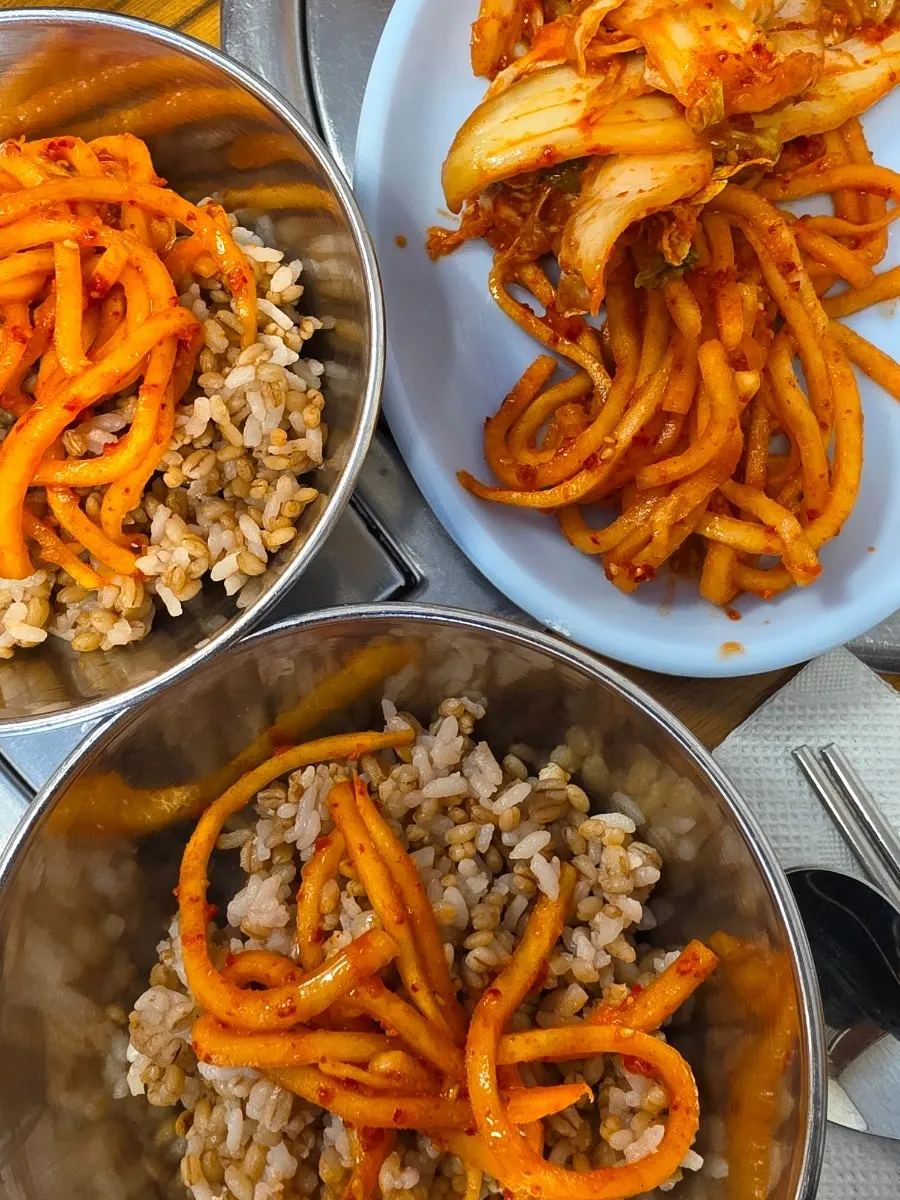 Bori-bap con gochujang y mu-saengchae