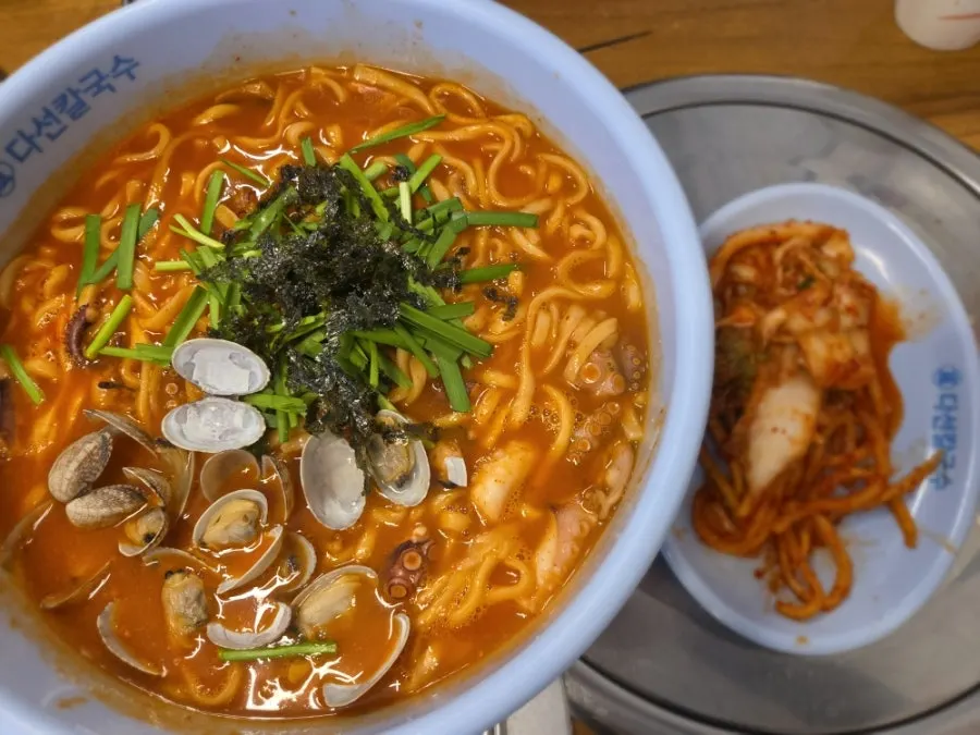 Kal-nakji con pulpo y fideos de kalguksu