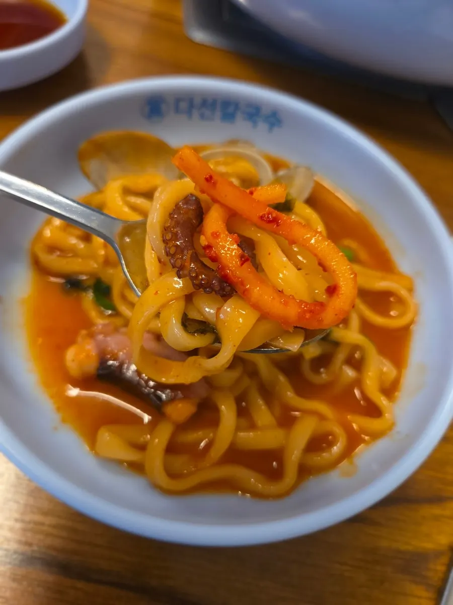Kal-nakji y bori-bap en Rodeo Street de la estación de Suwon, Daseon Kalguksu Main Branch