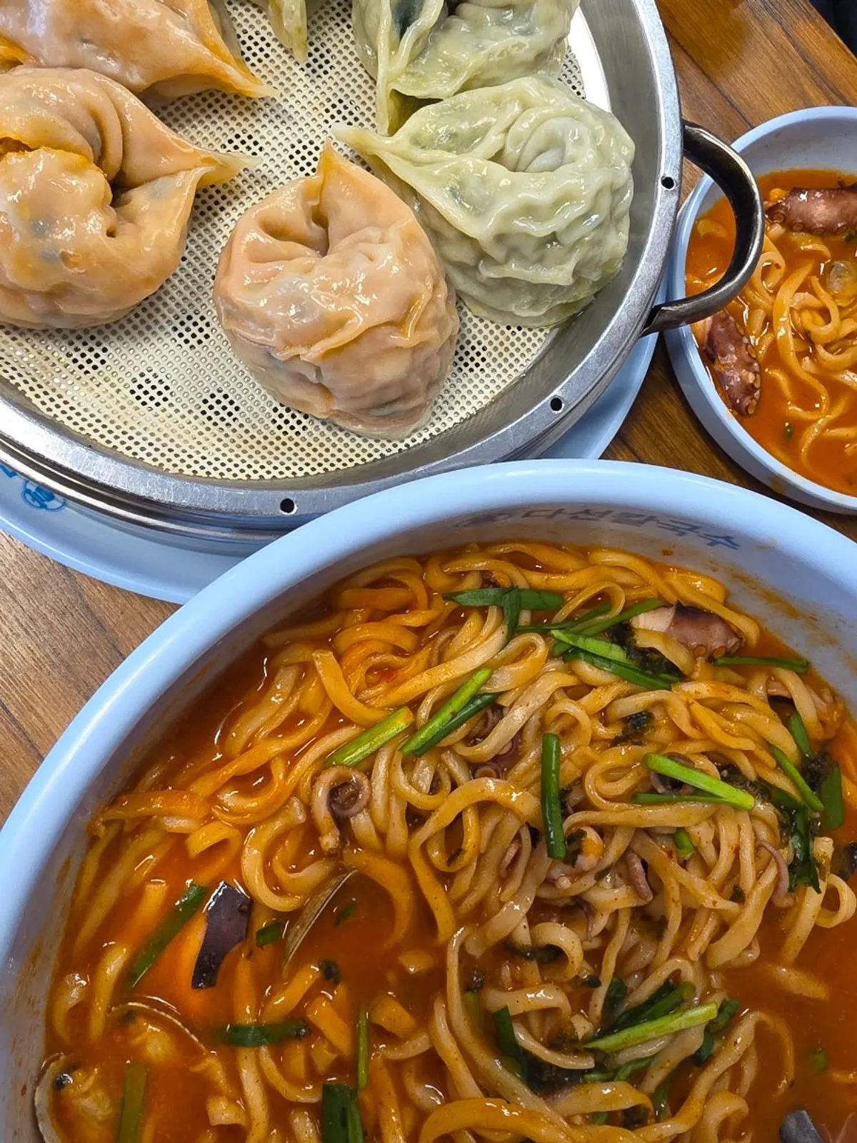 Kal-nakji y bori-bap en Rodeo Street de la estación de Suwon, Daseon Kalguksu Main Branch