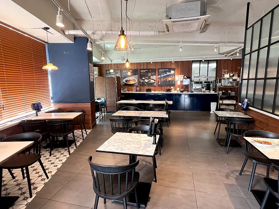 Full view of the dining hall at Rolling Pasta Suwon Station Branch