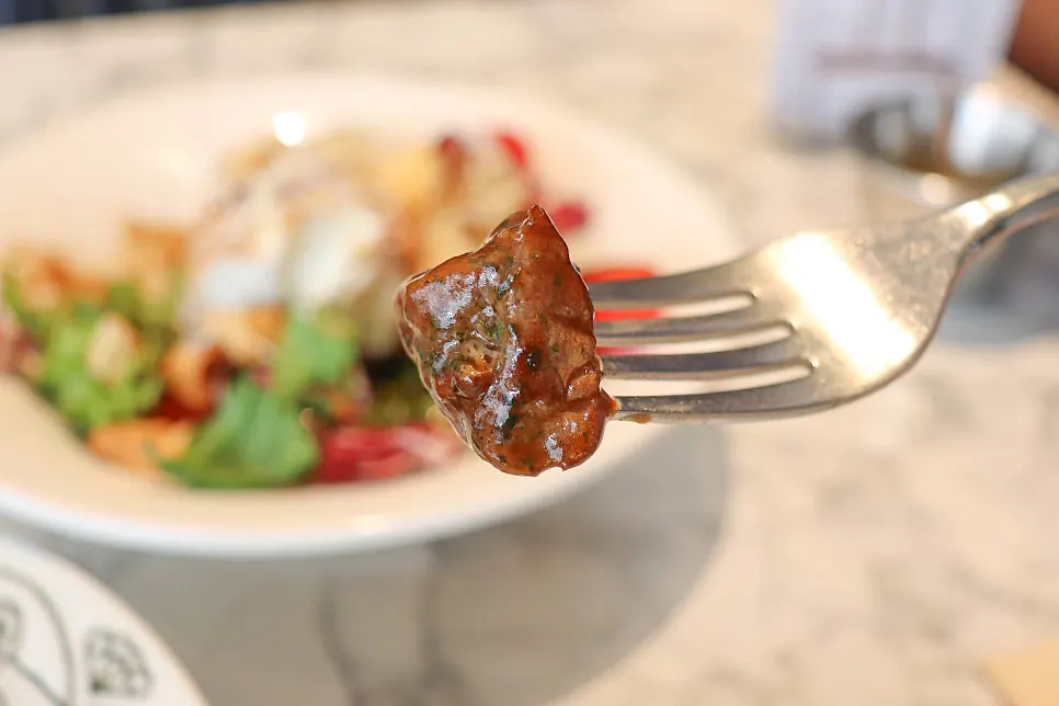 Beef and vegetables stir-fried in demi-glace sauce