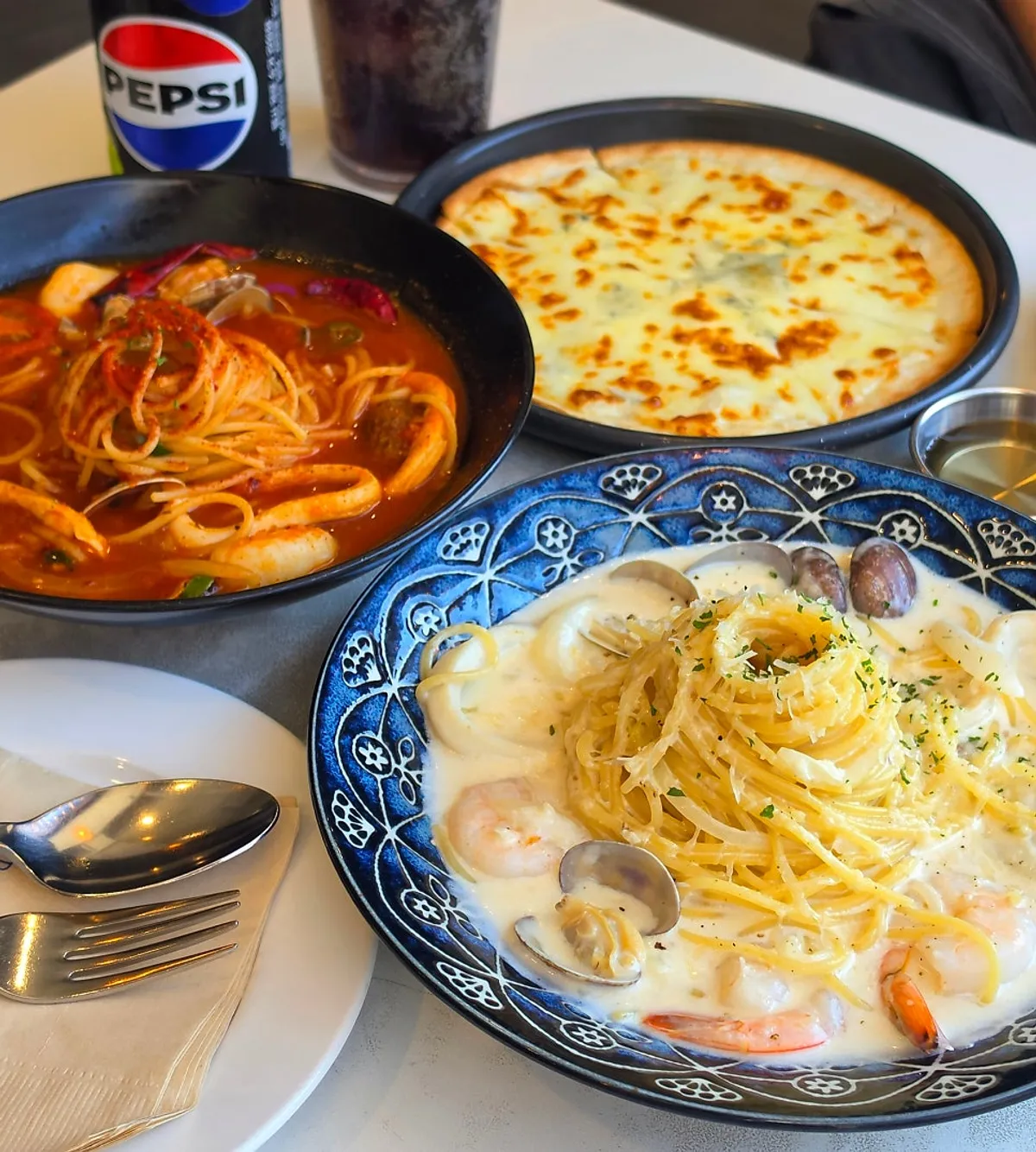 Pasta and gorgonzola pizza spread ordered at Rolling Pasta Suwon Station Branch