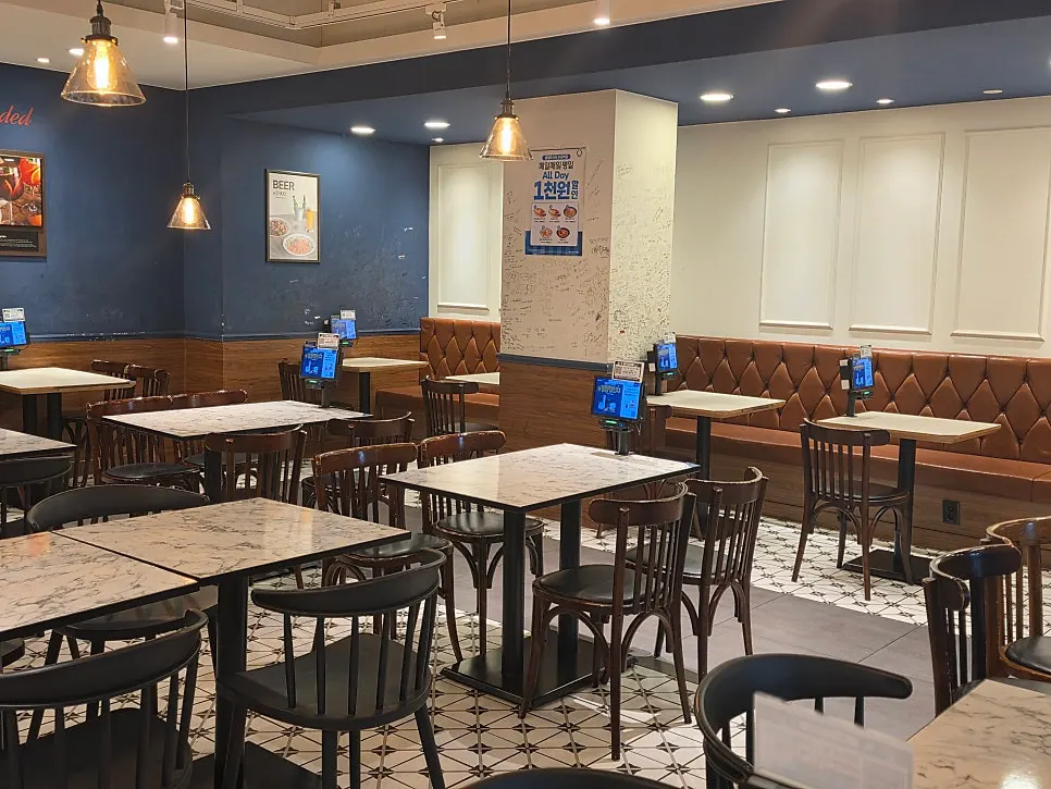 Interior of Rolling Pasta Suwon Station Branch during Friday lunchtime