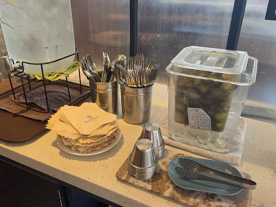 Table seating at Rolling Pasta Suwon Station Branch