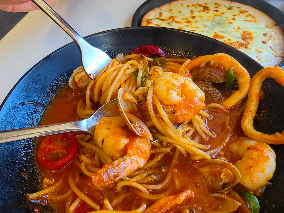 Lifting noodles and seafood from the pache pasta