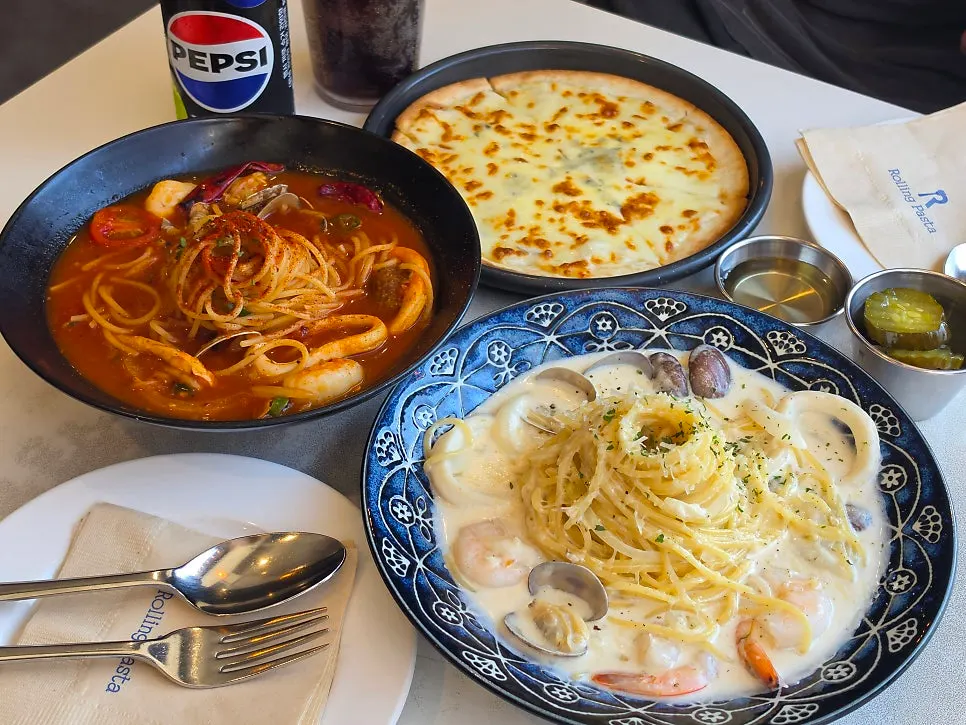 Noodles coated in cream sauce from the seafood cream pasta