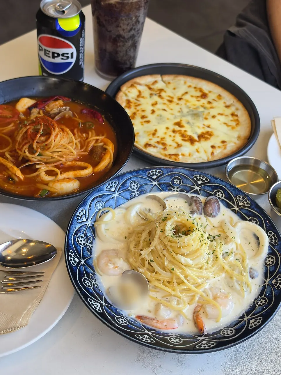 Seafood cream pasta and pache pasta placed together on the table