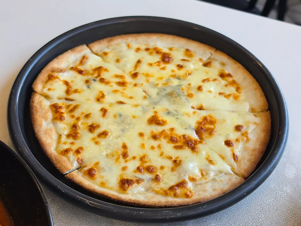 S-sized gorgonzola pizza from Rolling Pasta
