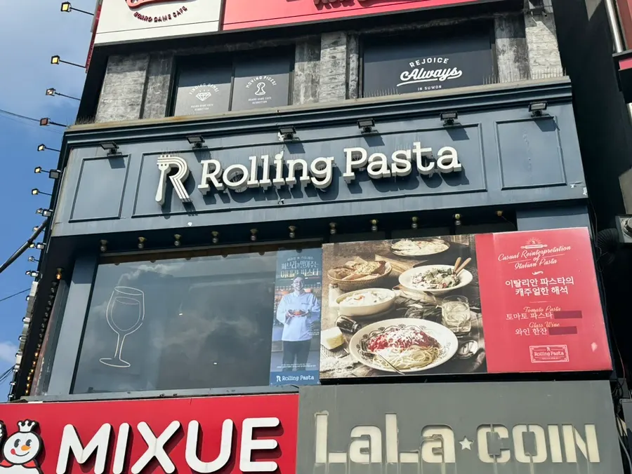 Entrance view of Rolling Pasta Suwon Station Branch