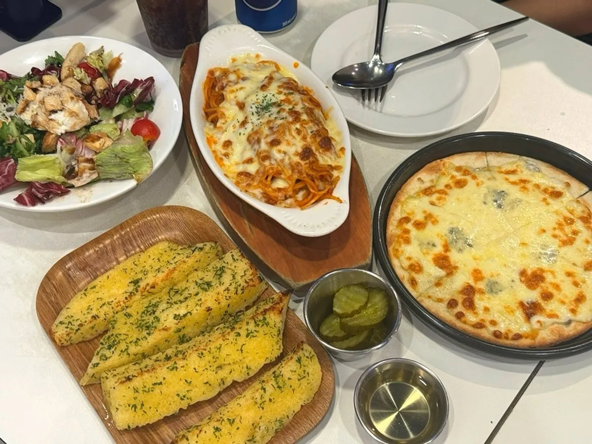 Table set with oven pasta, pizza and salad