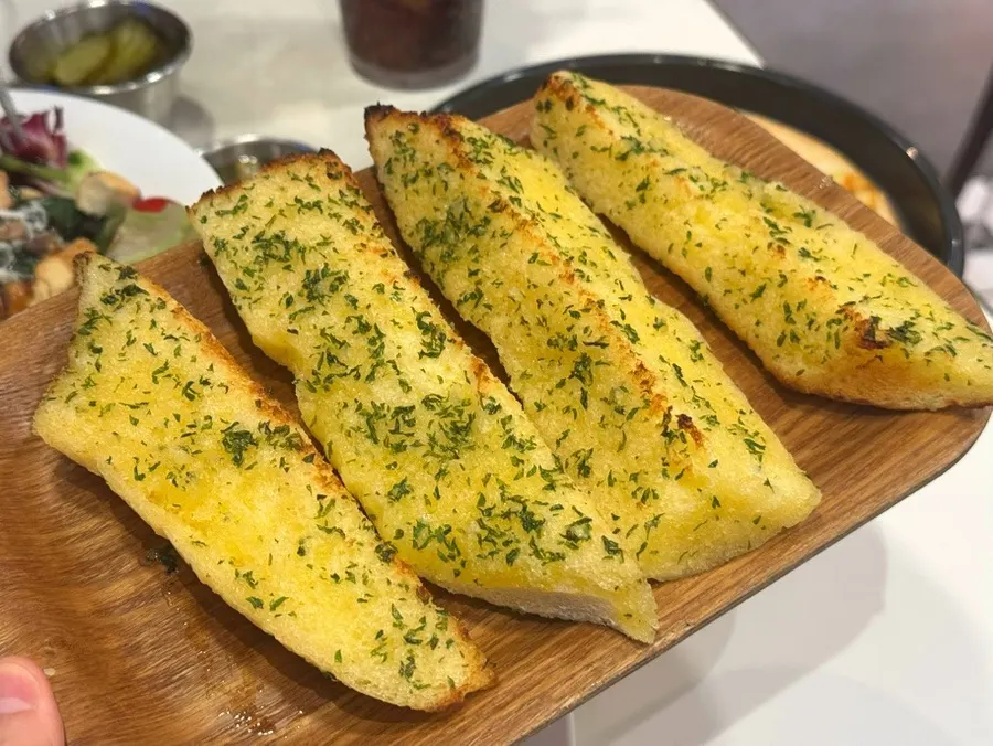 Square bread and ricotta cheese inside the salad