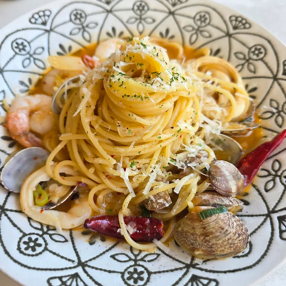 Spicy oil pasta with clams and peperoncino