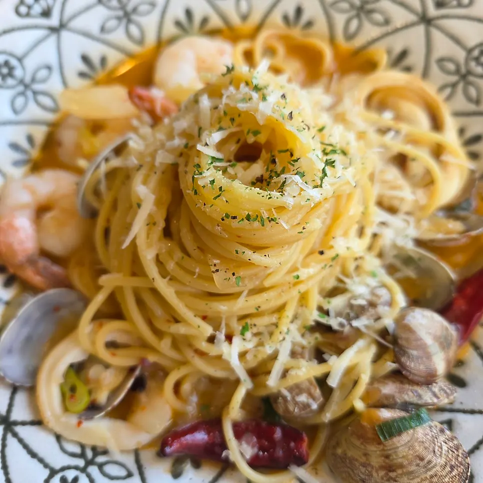 Oil pasta noodles on a Nordic-style plate