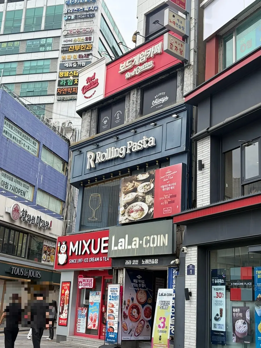 Atmosphere at Rolling Pasta Suwon Station Branch