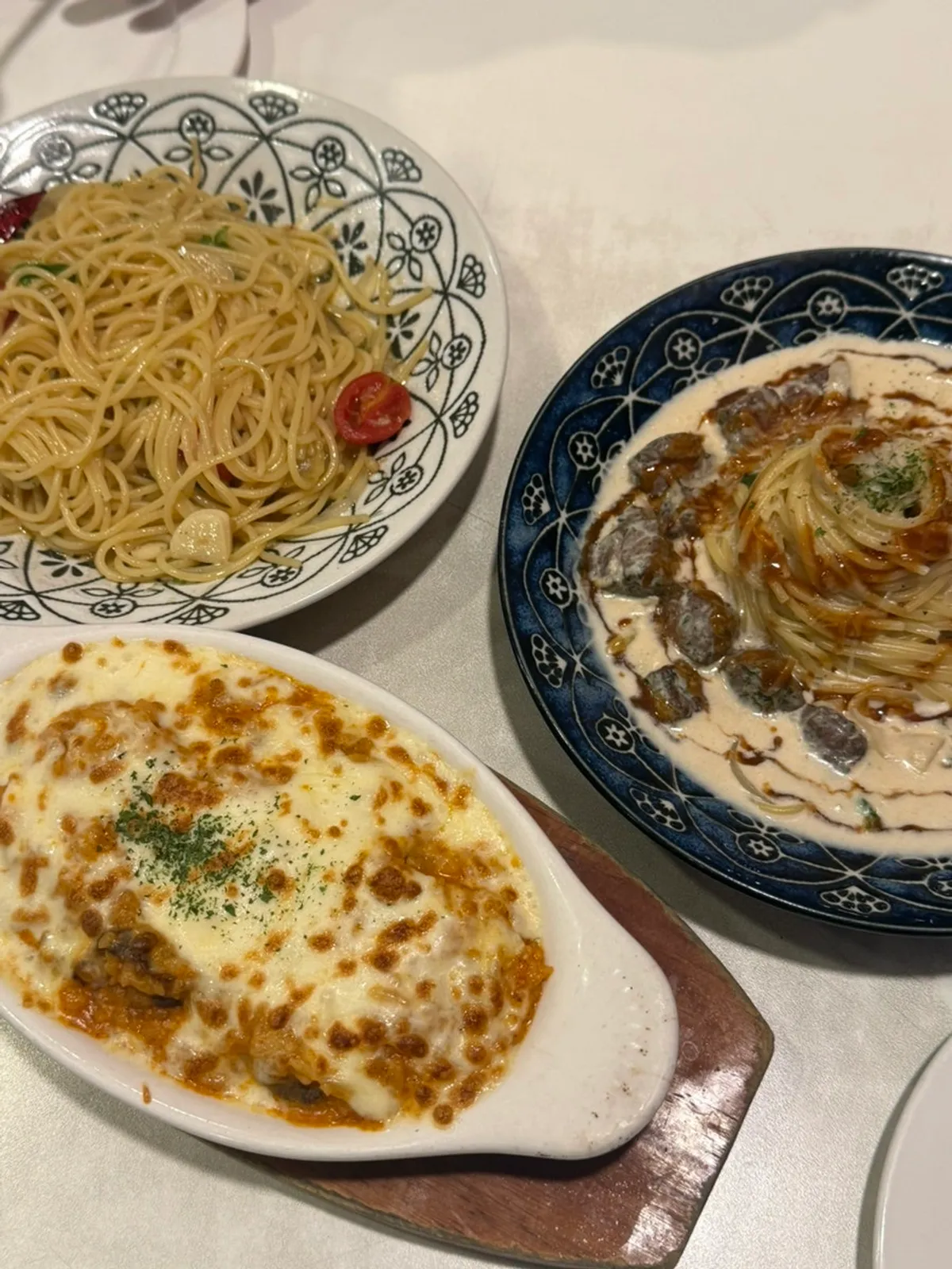 테이블에 차려진 파스타 세 메뉴