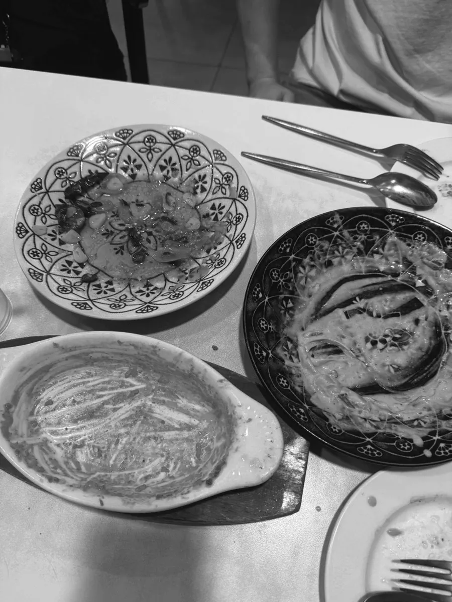 세 메뉴를 다 비운 식사 마무리 테이블