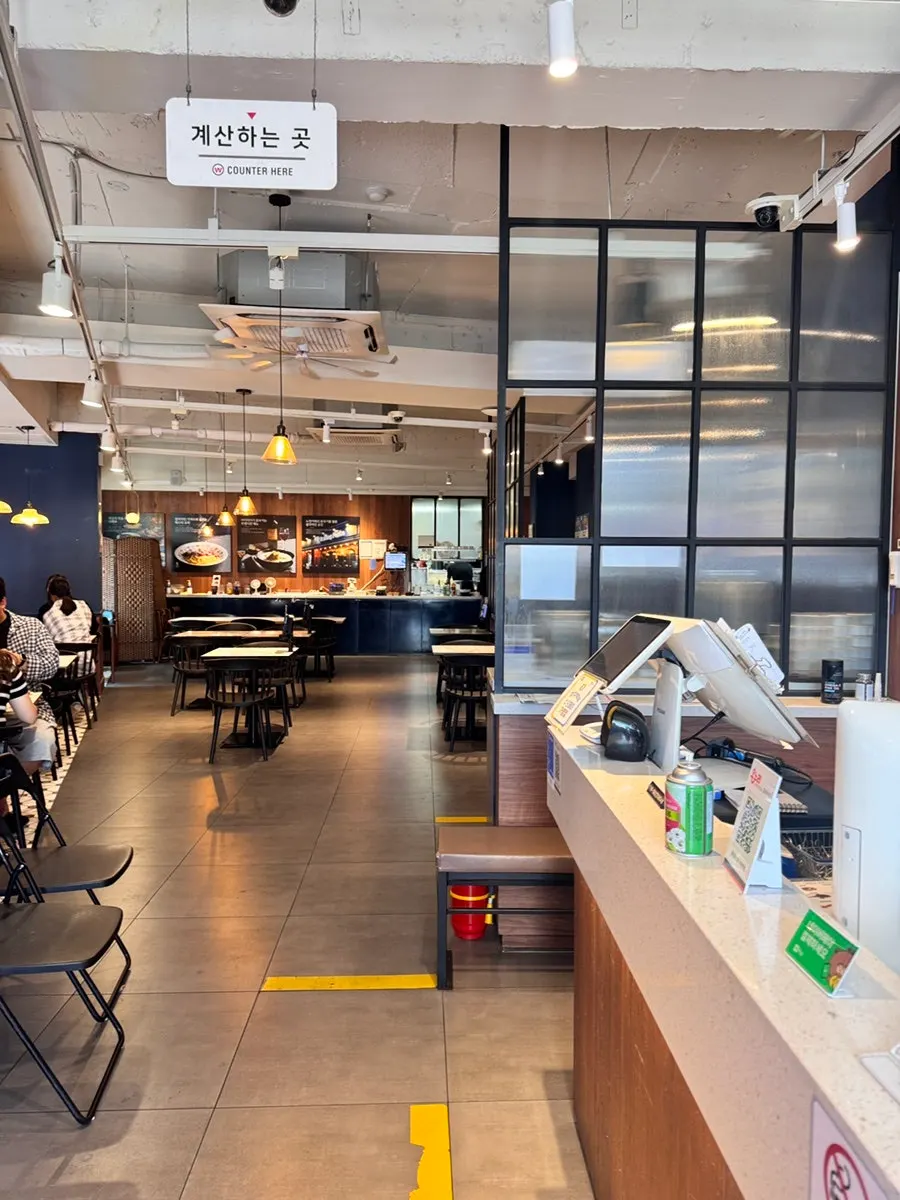 The building where Rolling Pasta Suwon Station Branch is located at the entrance to Suwon Station Rodeo Street