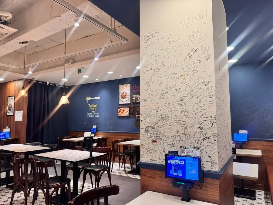 View of the 2nd floor entrance of Rolling Pasta Suwon Station Branch