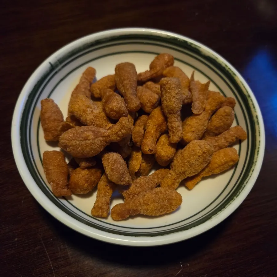 Basic side snack of chicken-leg-shaped crackers