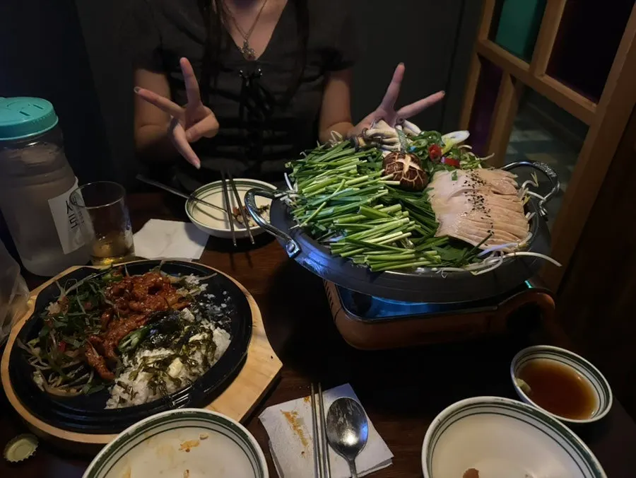 룸 테이블에 차려진 전골과 불닭발 한 상
