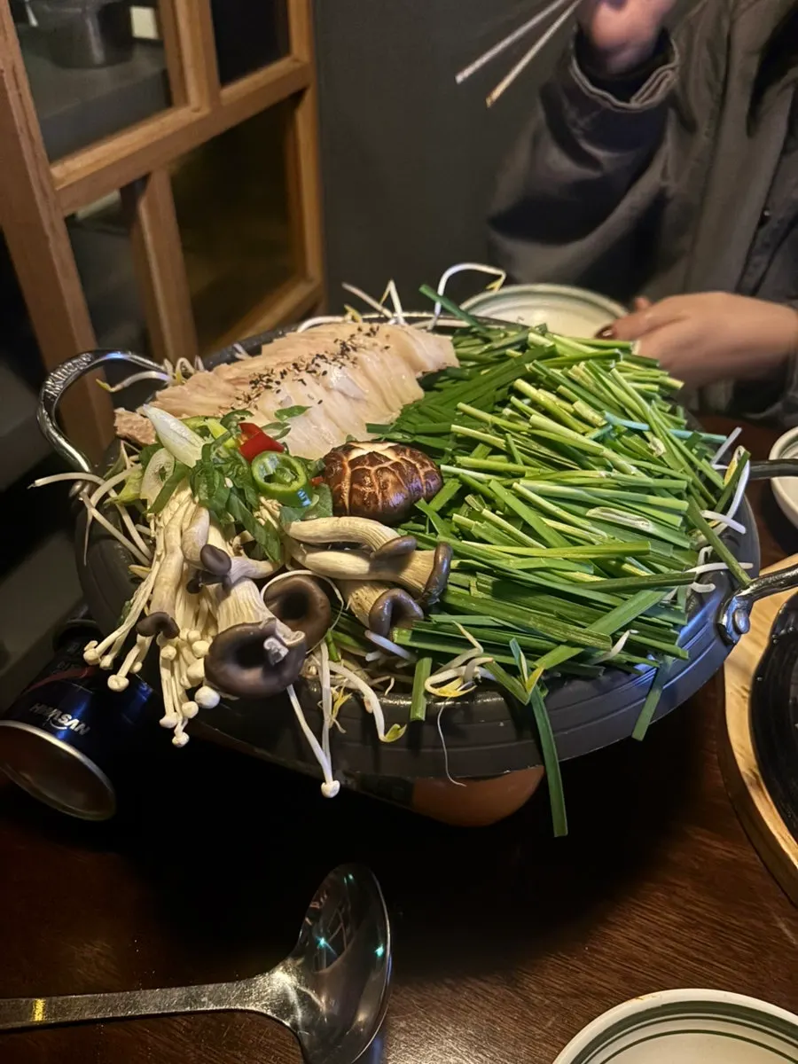 야채와 버섯이 가득한 가브리살수육전골
