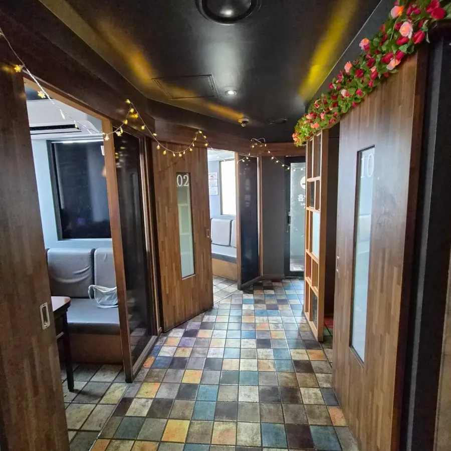 Third floor room hallway at Manseokjip Suwon Station Branch