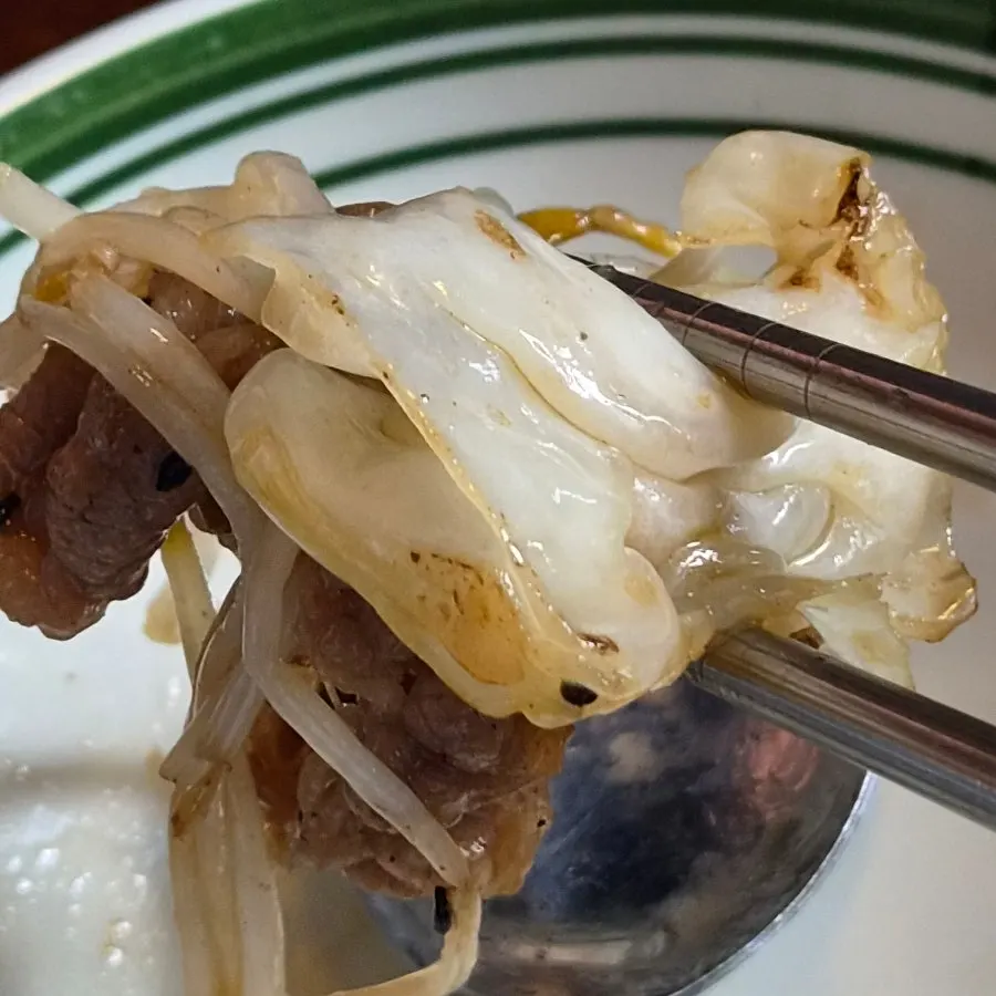 Crunchy cabbage and bean sprouts in the brisket stir-fry