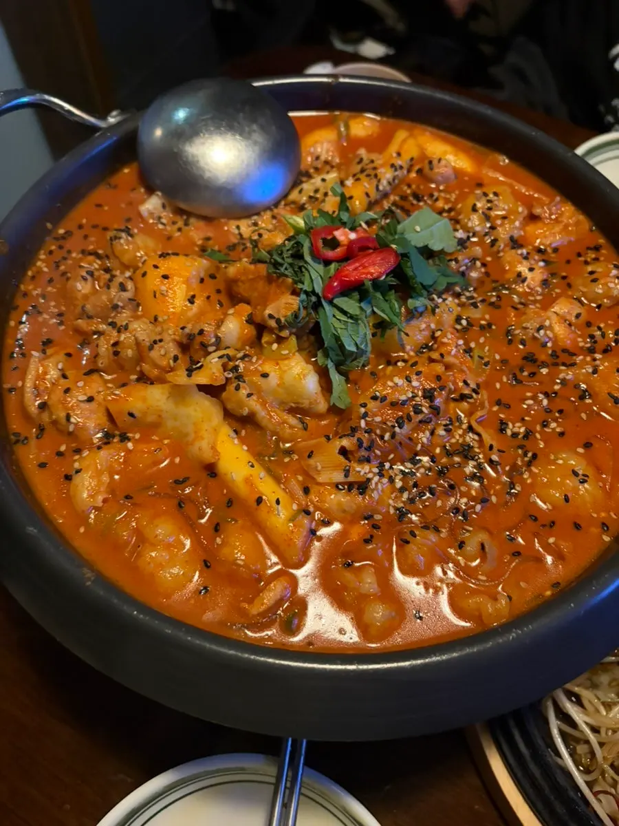 Pot of Korean beef gopdoritang at Manseokjip Suwon Station Branch