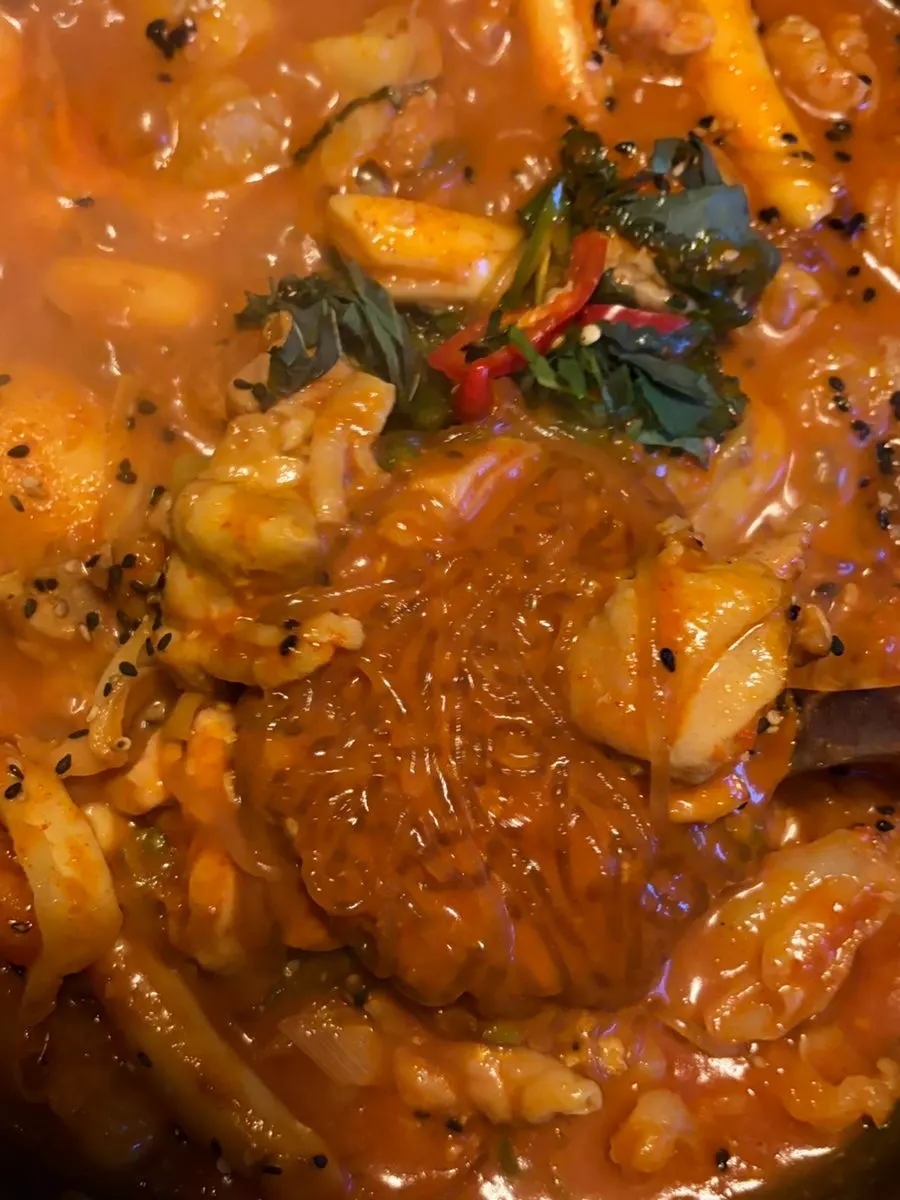 Chicken and rice cakes inside the gopdoritang