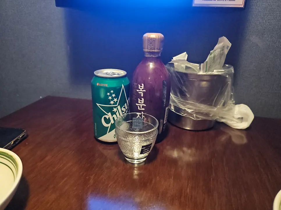 수박 화채를 퍼 담은 잔